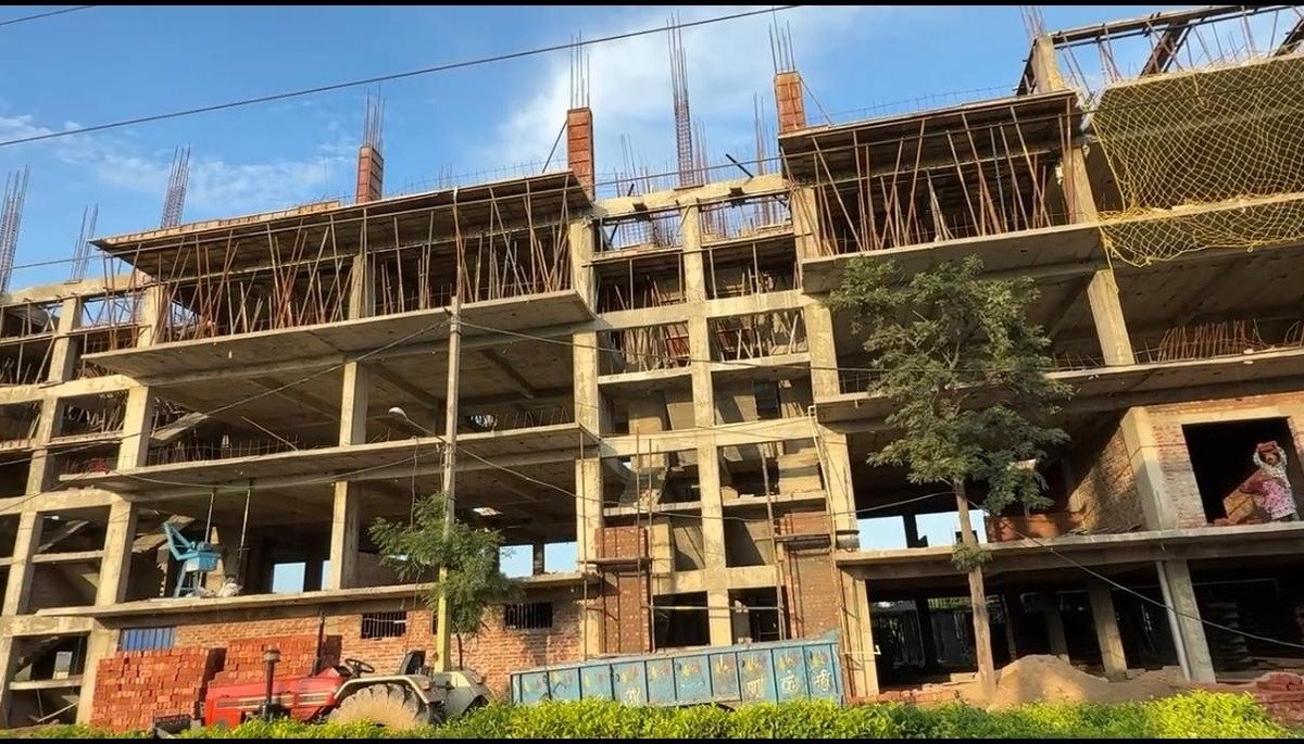 RCC roof slab concrete pouring needle vibrator compaction and rebar placement