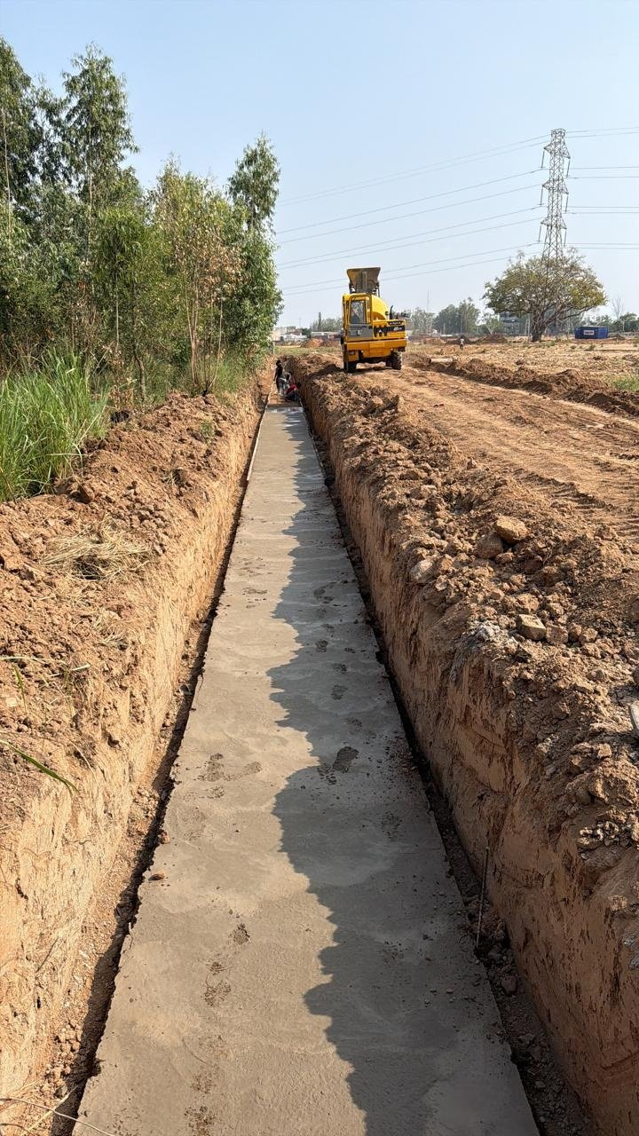 Drainage trench concrete bedding with transit mixer